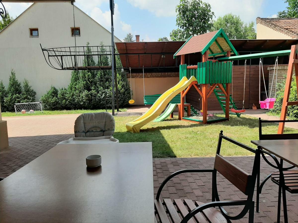 Gyulai Meseház Apartman Exterior foto